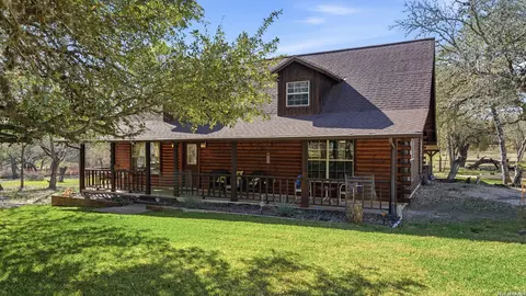 828 Shady Grv, Adkins, TX 78101