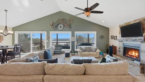 956 Lakebreeze Dr, Canyon Lake, TX 78133