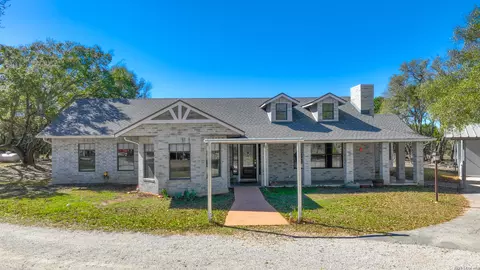 713 Lake Forest Rd, Pipe Creek, TX 78063
