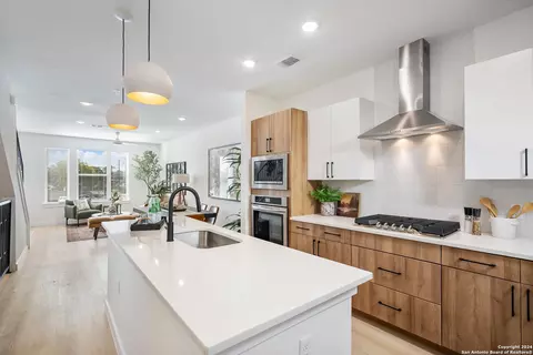 719 E Locust St #2110, San Antonio, TX 78212