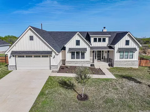 112 W Magnolia, La Vernia, TX 78121