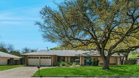 526 Crestway Dr, Windcrest, TX 78239