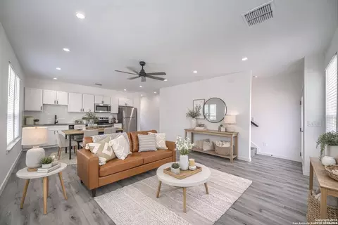 2066 Dry Crk, Canyon Lake, TX 78133