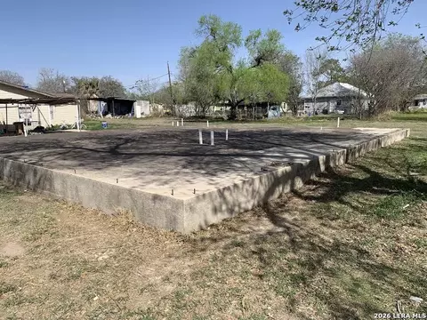 414 Crouch Ave, Devine, TX 78016 photo 4