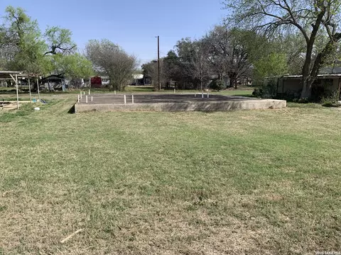 414 Crouch Ave, Devine, TX 78016 photo 3