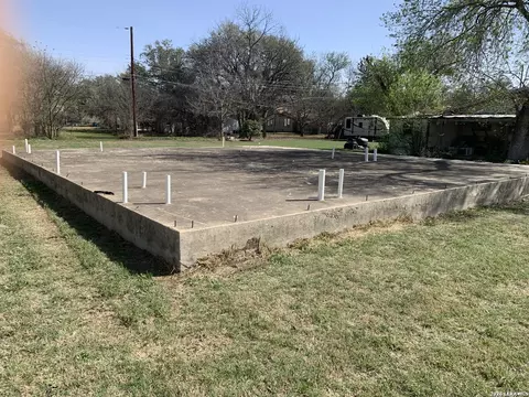 414 Crouch Ave, Devine, TX 78016 photo 2