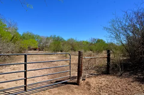 4972 County Road 324, Beeville, TX 78102