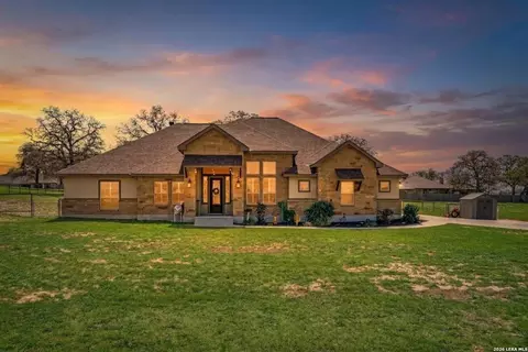 380 Abrego Lk, Floresville, TX 78114