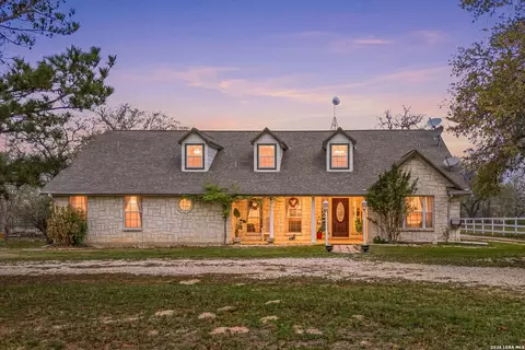 837 Paddy Rd, Floresville, TX 78114