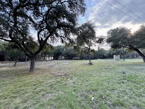 406 Kruse Loop, Lakehills, TX 78063