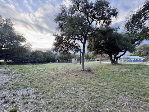 406 Kruse Loop, Lakehills, TX 78063