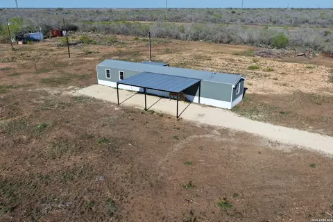 2811 County Road 467, Devine, TX 78016 photo 5