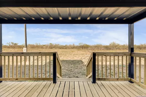 2811 County Road 467, Devine, TX 78016 photo 9