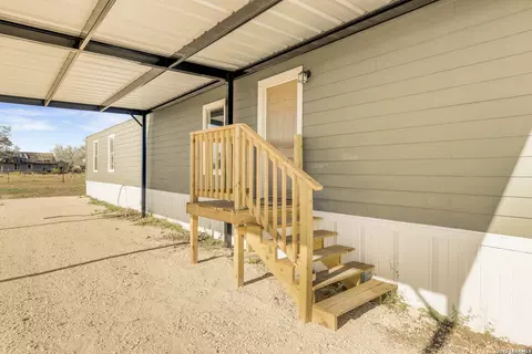 2811 County Road 467, Devine, TX 78016 photo 8