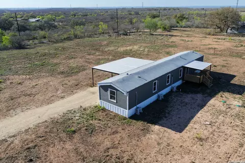 2811 County Road 467, Devine, TX 78016 photo 3
