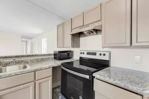 2811 County Road 467, Devine, TX 78016 photo 11