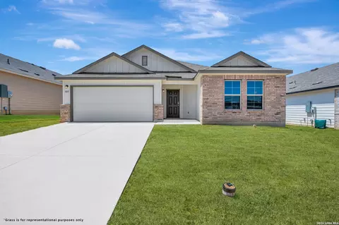 1013 Eagle Xing, Seguin, TX 78155