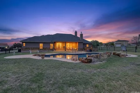 121 Abrego Mt, Floresville, TX 78114