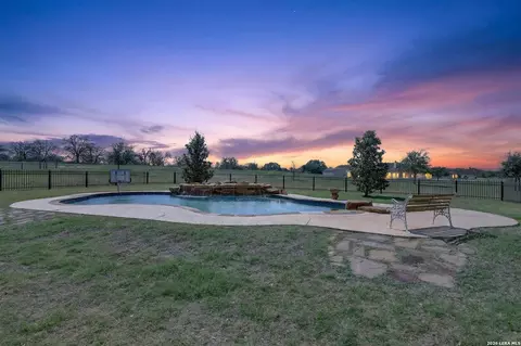121 Abrego Mt, Floresville, TX 78114