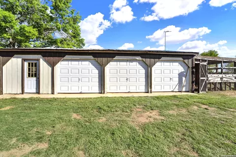 Exterior - 386 County Road 763, Devine, TX 78016 photo 5 of 8