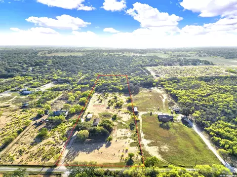 386 County Road 763, Devine, TX 78016