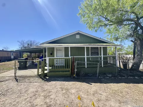 217 N Park Ave, Karnes City, TX 78118