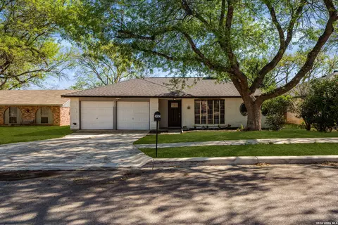 4914 Crestwood Dr, Schertz, TX 78101