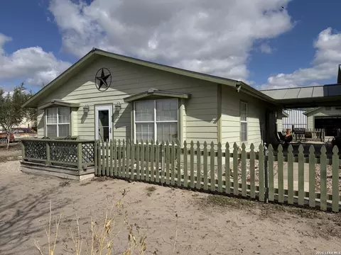 104 Jonathan St, Three Rivers, TX 78071