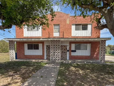 704 N Washington St, Beeville, TX 78102