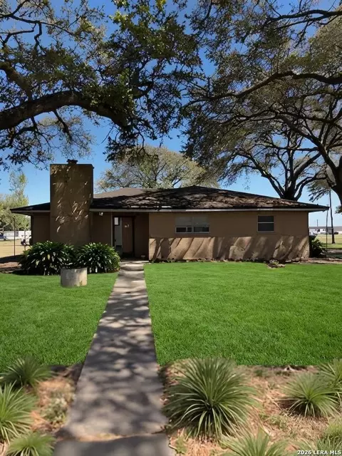 1946 9th, Hempstead, TX 77445
