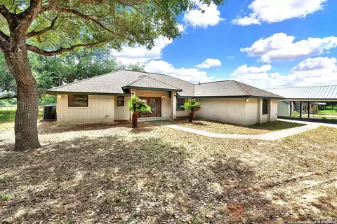 902 Eagle Creek Dr, Floresville, TX 78114