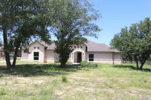193 Oak Fields Dr, Floresville, TX 78114