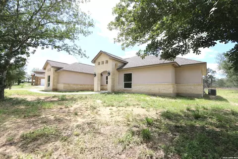 193 Oak Fields Dr, Floresville, TX 78114
