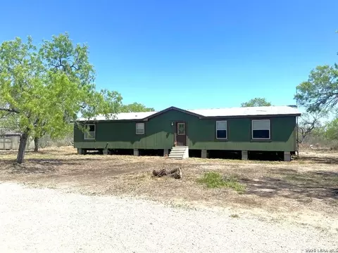 435 North Trl, Pleasanton, TX 78064