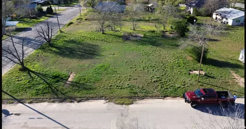 307 N Pecan, Pearsall, TX 78061