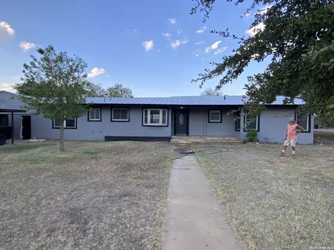 719 E Taft, Pearsall, TX 78061