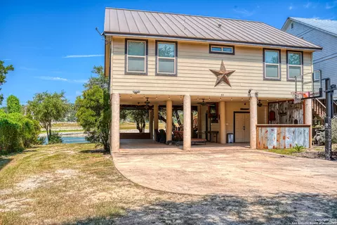 914 Pebble Beach Dr NW, Lakehills, TX 78063