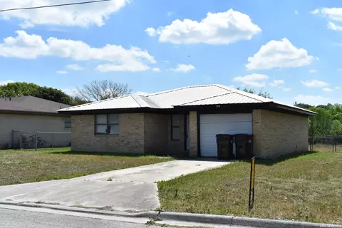 304 Meadow Dr, Marion, TX 78124