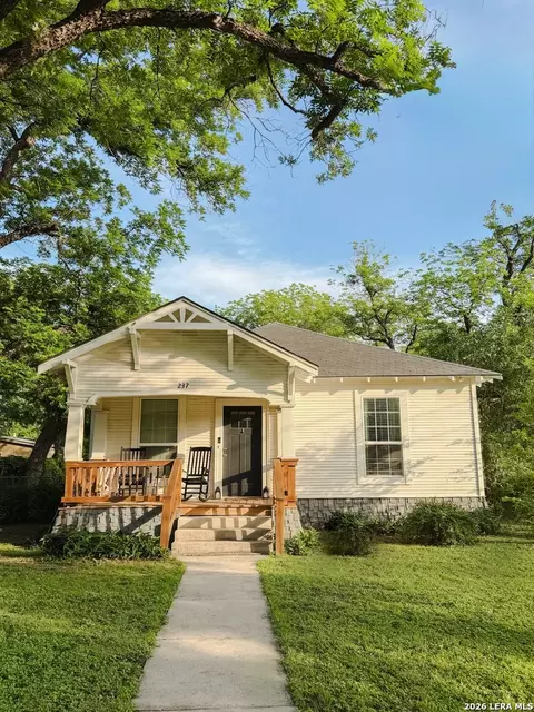 237 W Oak St, Uvalde, TX 78801
