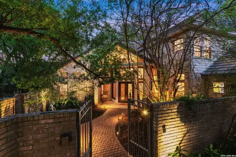 9 Scarborough Sq, San Antonio, TX 78218