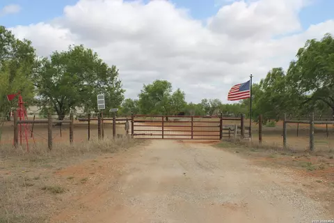 3554 Fm 1332, Jourdanton, TX 78026