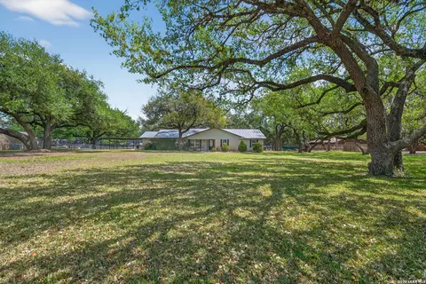 100 Crestline, Pleasanton, TX 78064