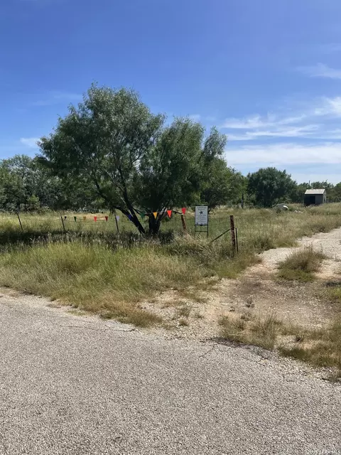 14150 Meadowview Dr, Lytle, TX 78052