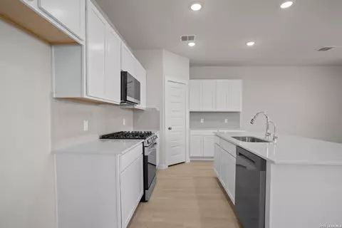 Kitchen - 5610 Franklin Hls, Von Ormy, TX 78073 photo 3 of 4