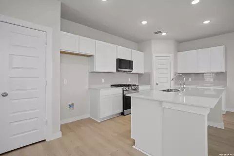 Kitchen - 5610 Franklin Hls, Von Ormy, TX 78073 photo 2 of 4
