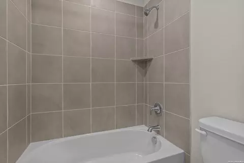 Bath - 5607 Franklin Hls, Von Ormy, TX 78073 photo 3 of 4