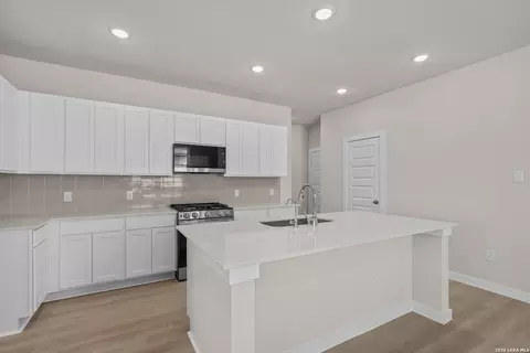 Kitchen - 5607 Franklin Hls, Von Ormy, TX 78073 photo 4 of 4