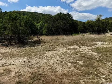 16 Cedar Rdg, Concan, TX 78838