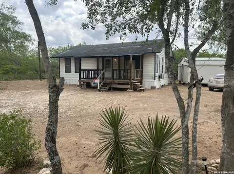 512 E Ave J, Christine, TX 78012