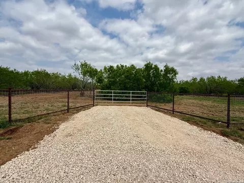 2315 County Road 332, Charlotte, TX 78011